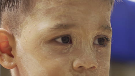Nahaufnahme-Der-Augen-Eines-Birmanischen-Kindes-Mit-Traditioneller-Bemalung-Im-Gesicht