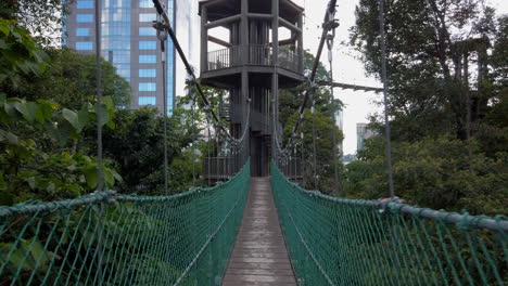 Steadicam-Aufnahme-Einer-Hängenden-Hängebrücke-Am-Canopy-Walk-In-Kuala-Lumpur,-Malaysia