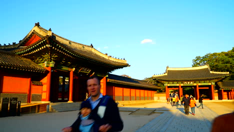 Seúl,-Corea-Del-Sur:-Alrededor-De-Una-Toma-Panorámica-De-Personas-Que-Visitan-La-Atracción-Turística-Coreana-Y-El-Palacio-Changdeokgung-Del-Patrimonio-De-La-Unesco-En-Seúl,-Corea