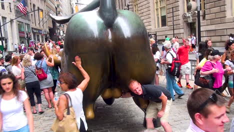 Known-as-a-symbol-of-capitalism-and-prosperity,-the-Charging-Bull-is-a-Wall-Street-icon-and-popular-tourist-attraction-located-in-downtown-Manhattan