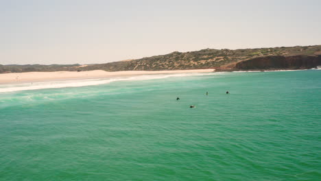 Antenne:-Surfen-Am-Strand-Von-Bordeira-An-Der-Algarve,-Portugal