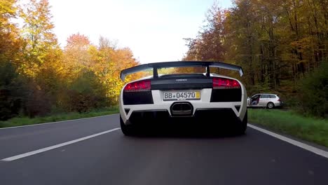 Lamborghini-Desde-Atrás-Mientras-Conduce-Por-El-Camino-Forestal-De-Otoño