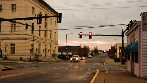 Twilight-time-at-Lovely-quiet-downtown-Bowing-Green-Kentucky,-buildings-and-intersection-traffic-lights