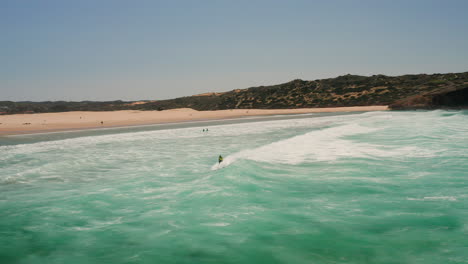 Antenne:-Ein-Surfer-In-Einer-Welle-An-Der-Algarve,-Portugal