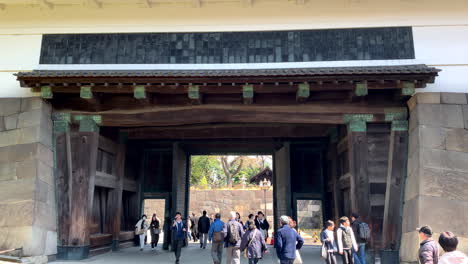 Imperial-Palace-entrance-at-Chidorigafuchi-Park-with-tourists