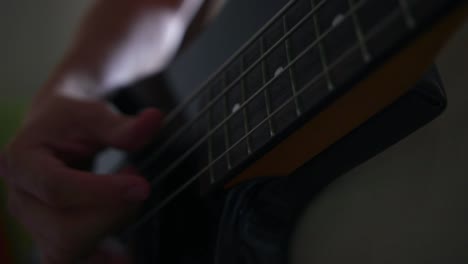Close-up-Base-guitar-play