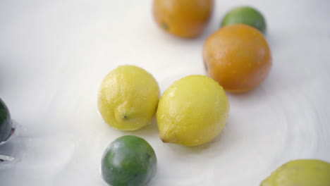 Slomo-Von-Zitrusfrüchten-In-Wasser-Auf-Weißem-Hintergrund