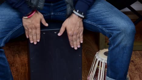 El-Cajón-Es-Un-Instrumento-De-Percusión-De-Origen-Peruano