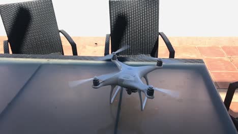 Drone-Despegando-A-Cámara-Lenta-De-La-Mesa-Con-Sillas