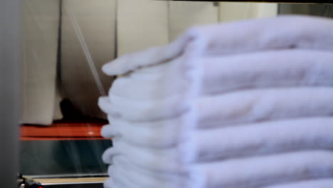 Weiße-Handtücher-Sind-In-Eine-Transparente-Schutzfolie-Eingewickelt