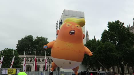 Am-Tag-Des-Besuchs-Von-Präsident-Donald-Trump-In-Großbritannien-Am-4.-Juni-2019-Versammelten-Sich-Viele-Menschen,-Um-Den-Baby-Trump-Ballon-Im-Parliament-Square-Garden-Zu-Sehen
