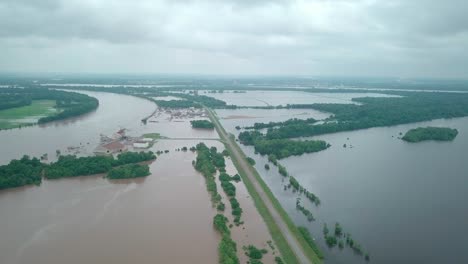 Historische-Überschwemmung-Arkansas-River-2019-Overhead-Aufnahme-Der-Abgabestraße