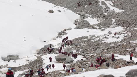 Himalayan-mountaineers-at-Himalayan-peak