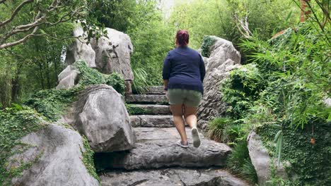 Frauen-Gehen-Felsenstufen-In-Chinesischen-Gärten-Hinauf