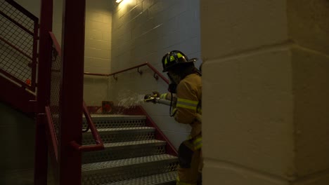 Feuerwehrmann-Sprüht-Feuerwehrschlauch-Während-Einer-Notfallübung-Zur-Brandbekämpfung