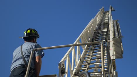 Feuerwehrmann-Testet-Eine-Lange-Verlängerungsleiter-Auf-Einem-Feuerwehrauto,-Das-Für-Notfallmaßnahmen-Und-Brandbekämpfung-Eingesetzt-Wird