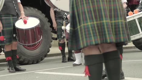 Banda-Escocesa-Tocando-Música-En-Festival-Callejero