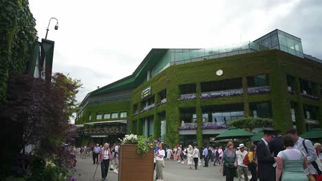Wimbledon-2019:-view-of-the-Center-Court-from-outside,-with-fans-and-tourists-walking-by