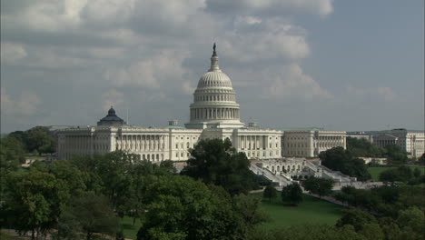 Capitolio-De-Estados-Unidos-Con-Cielo-Nublado,-ángulo-Alto,-Washington-Dc
