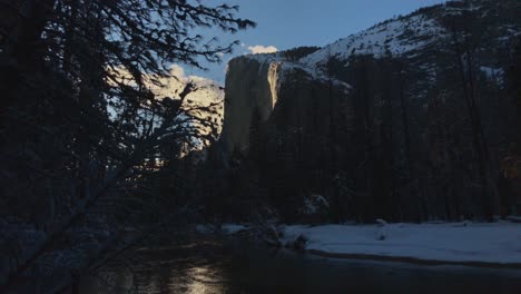 Yosemite-Horsetail-Falls-Firefall-En-Invierno-En-El-Capitan-Desde-El-Río-Merced-Timelapse