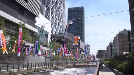 Skytree-De-Tokyo-Pan-To-River-Con-Kois-Decorativos-Hechos-De-Papel,-Japón