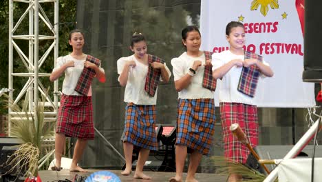 Baile-Filipino-Festival-Histórico-Tradicional,-Ropa-Filipina-Bailando-Durante-El-Festival-Filipino