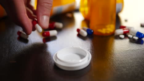 Ein-Drogenabhängiger,-Der-Sich-Verschreibungspflichtige-Schmerzmittel,-Pillen-Und-Betäubungsmittel-Schnappt,-Um-Einen-High-Slide-Links-Zu-Bekommen