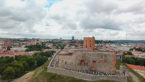 Luftaufnahme-Des-Gediminas-turms-In-Vilnius,-Mit-Teilweiser-Ansicht-Der-Gesamten-Stadt-Im-Vordergrund