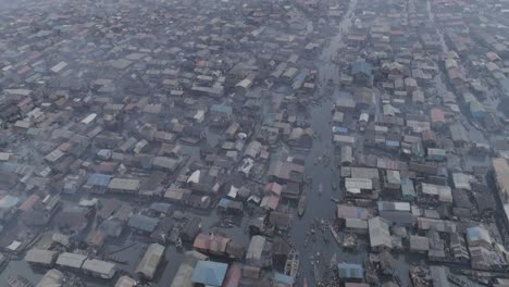 Plano-Medio-Vista-De-Ariel-De-Una-Comunidad-De-Tugurios-En-Lagos,-Nigeria