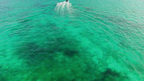 Ein-Schnellboot-Im-Kristallklaren-Wasser-Der-Insel-Carriacou,-Grenada