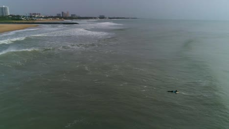 Drohnenvideos-Von-Menschen,-Die-An-Einem-Strand-In-Indien-Surfen,-4k-60-Fps-Herunterskaliert-Auf-0-30-Fps