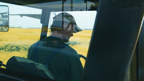 Agricultor-En-Una-Máquina-Agrícola-Para-El-Control-De-Plagas-En-El-Trabajo-En-Un-Campo-De-Colza