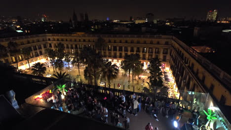 Fiesta-Privada-En-Una-Terraza-Sobre-La-Plaza-Real-En-Barcelona-Por-La-Noche