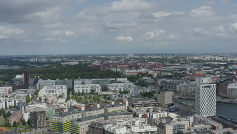 Weitläufige-Stadt-Helsinki-Am-Fluss-Mit-Grünem-Park,-Langer-Drohnenschuss