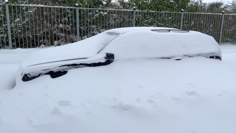Fahrzeug-Nach-Starkem-Schneefall-Im-Winter-Mit-Schnee-Bedeckt---Schieber-Rechts