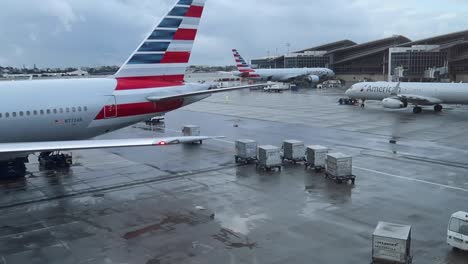 Laxe-Landebahn-Des-Flughafens-American-Airlines-Flugzeuge