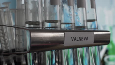Vacuna-Valneva-Covid-En-Viales-De-Tubo-De-Ensayo-En-Rack
