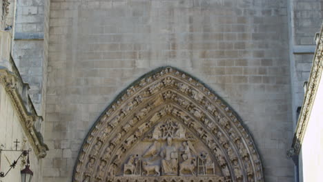 Burgos-Cathedral,-UNESCO-World-Heritage-Site,-Burgos,-Spain,-wide-shot-tilt-down