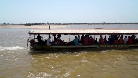 Water-taxi-transports-African-people-along-the-Tsiribihina-River,-Madagascar