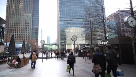 Zu-Fuß-Durch-Reuters-Plaza,-London,-An-Einem-Geschäftigen-Tag
