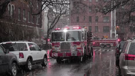 New-Yorker-Feuerwehrfahrzeuge-Am-Unfallort-Des-Konischen-Kabels---Totale