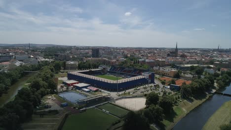 Tschechien-Fc-Viktoria-Plzen-Wahrzeichen-Fußballstadion-Stadtbild-Luftbild-überfliegen