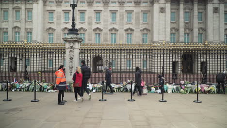 Steward-guiding-people-to-lay-flowers-outside-Buckingham-Palace-after-the-passing-of-Price-Philip
