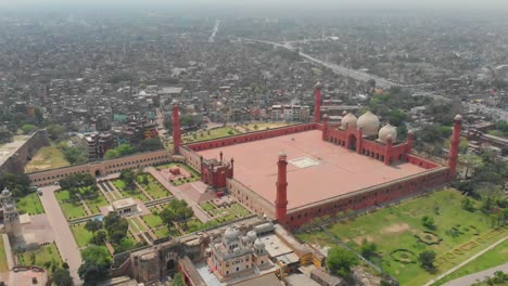 Luftaufnahme-Der-Badshahi-Moschee-In-Lahore-Pakistan-Mit-Blick-Auf-Die-Stadt