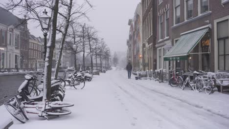 Leiden-winter-snow-on-city-streets-in-beside-Rijn-Rhine-riverside,-Netherlands