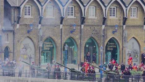 Rauch-Umgibt-Die-Beefeater-Und-Artillerieschützen-Der-Tower-Bridge-In-London,-Die-Während-Des-41.-Waffengrußes-Zu-Ehren-Des-Im-April-2021-Verstorbenen-Prinzen-Philip-Masken-Tragen