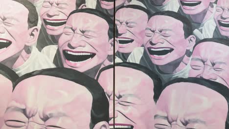 Das-Kunstwerk-Des-Chinesischen-Künstlers-Yue-Minjun-Mit-Dem-Namen-„Self-Portrait“,-Das-Sich-Selbst-Darstellt,-Während-Er-Mit-Offenem-Mund-Grinst,-Auf-Der-Sotheby&#39;s-Show-Des-Weltgrößten-Maklers-Für-Moderne-Sammlerstücke-In-Hongkong