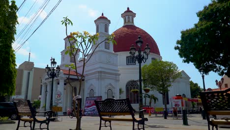 Vista-De-ángulo-Bajo-De-La-Iglesia-Protestante-Blenduk-En-El-Casco-Antiguo-De-Semarang,-Indonesia