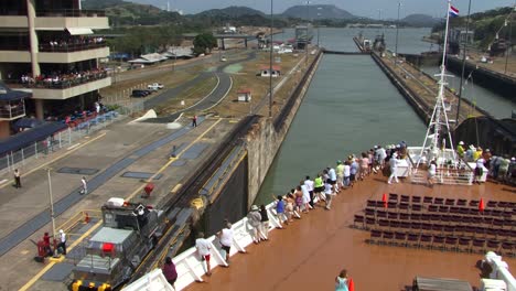 Locomotive-slowly-pulling-the-cruise-ship-in-the-Miraflores-Locks-chamber,-Panama-Canal