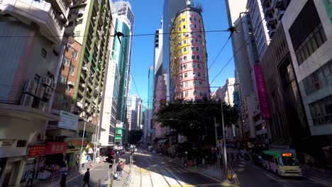 Punto-De-Vista-De-Un-Tranvía-De-Dos-Pisos-Que-Viaja-En-Johnston-Road-En-Wan-Chai,-Hong-Kong